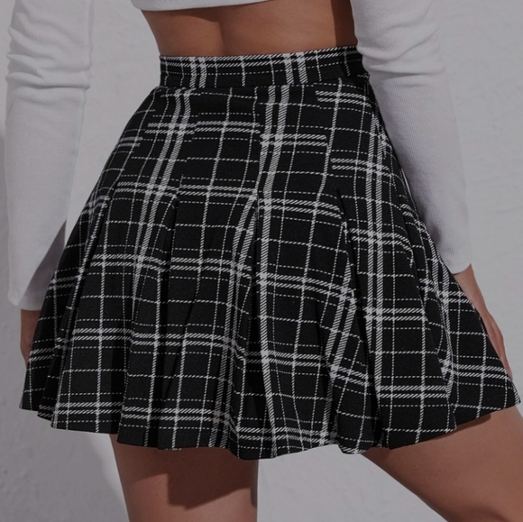 Shein Plaid Pleated Mini Skirt - Black and White - Small - Picture 2 of 5